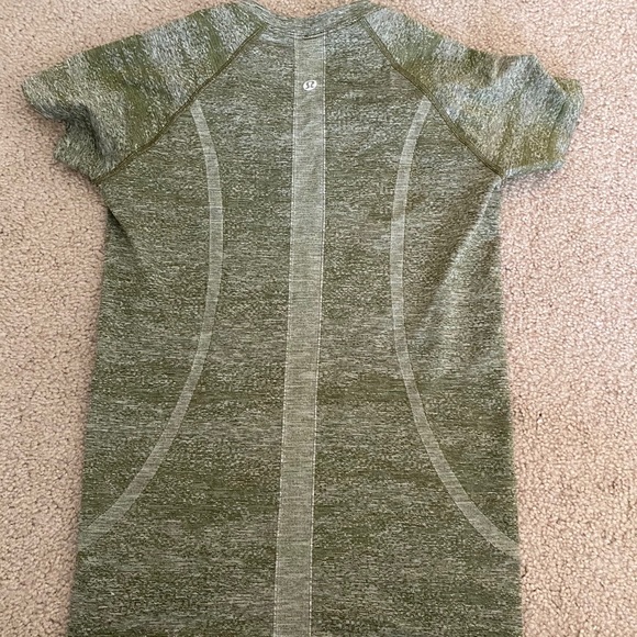 Green lulu lemon short sleeve - Picture 2 of 3